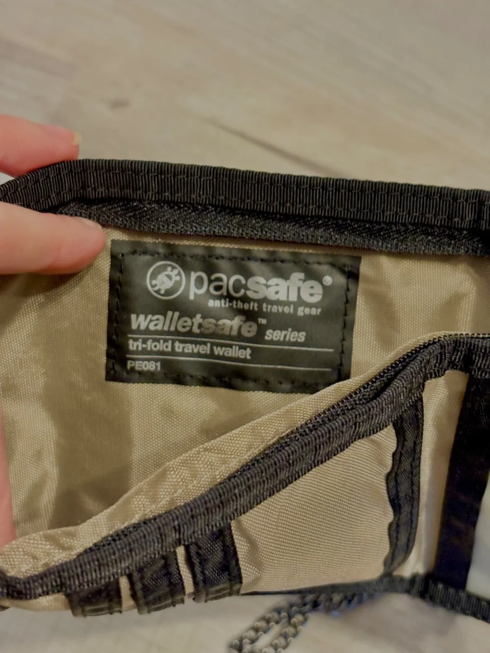 PacSafe Trifold Black Anti Theft Heavy Chain Walletsafe Travel PE081 Y2K Retired